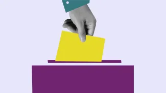 Main déposant un bulletin de vote dans une urne