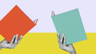 Mains tenant des livres colorés