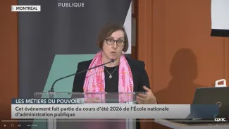 Femme s'exprimant au micro