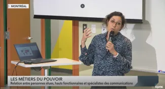 Femme s'exprimant au micro