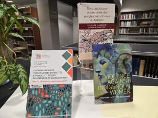 Livres Reconnaissance et exclusion des peuples autochtones, etc., exposés à la bibliothèque