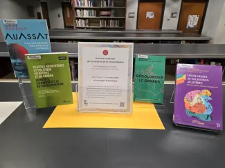 Livres sur les réalités autochtones exposés pour la Journée de la Journée de la vérité et de la réconciliation 2026