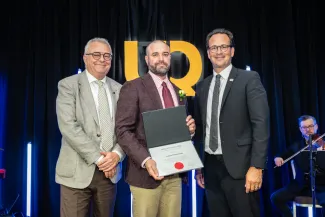 Étienne Charbonneau tenant son certificat du Cercle d'excellence