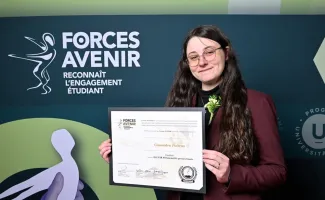 Cassandra Poitras tenant au Forces Avenir
