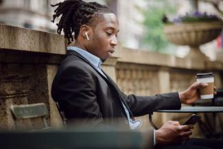 Personne examinant son téléphone cellulaire