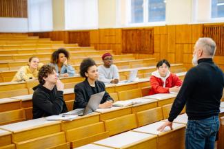 Des personnes assistent à un cours universitaire