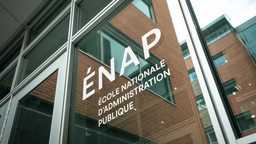 logo de l'ENAP sur fenêtre au campus de Québec