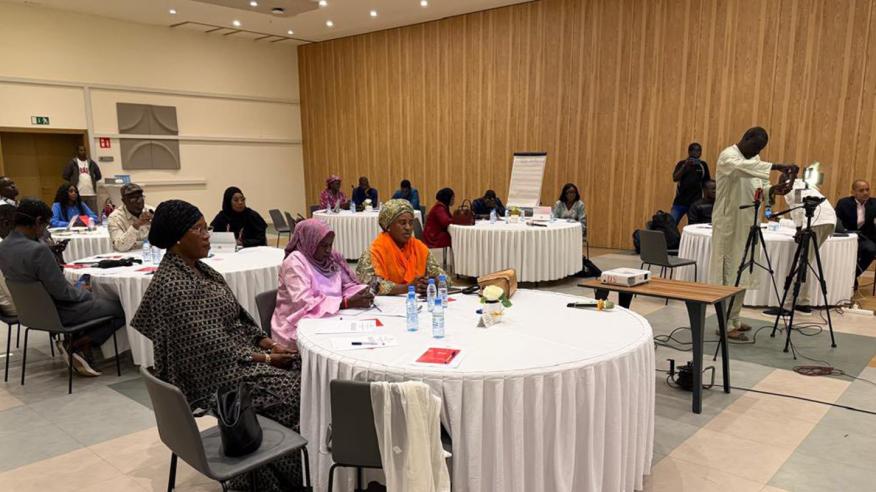 Gens assises à des tables rondes lors de l'activité lors de la cérémonie d’ouverture officielle