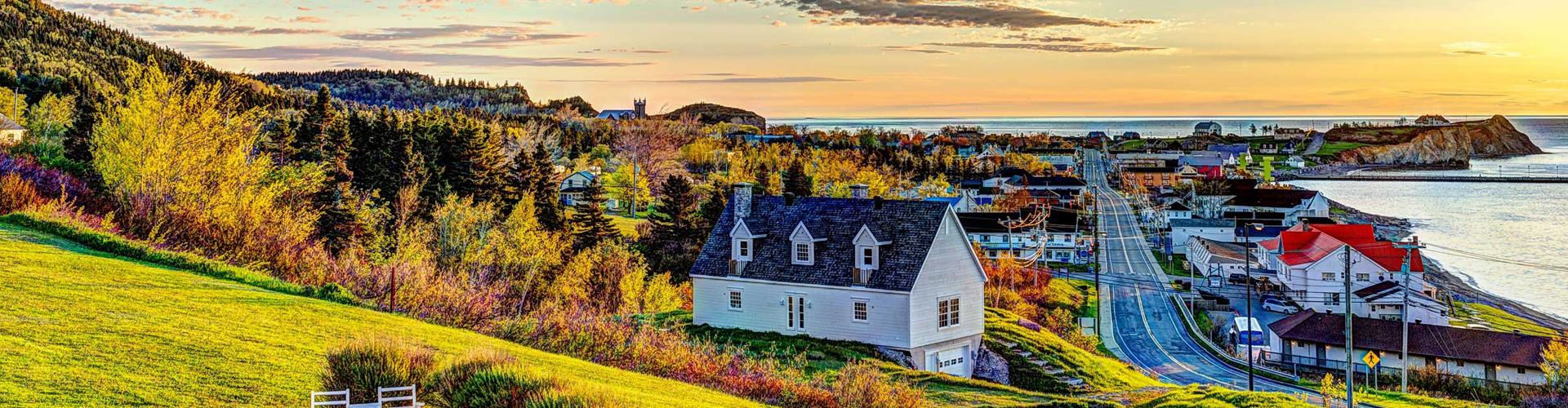 paysage automnale colorée avec maisons et vue sur fleuve