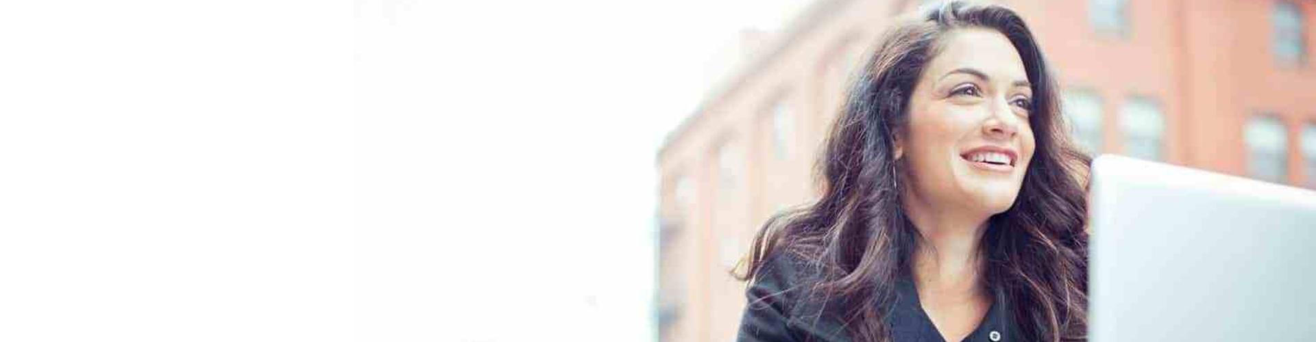 Femme souriante regardant au loin illustrant le succès
