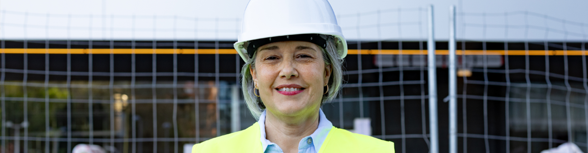 femme souriante-gestionaire-travaux publics